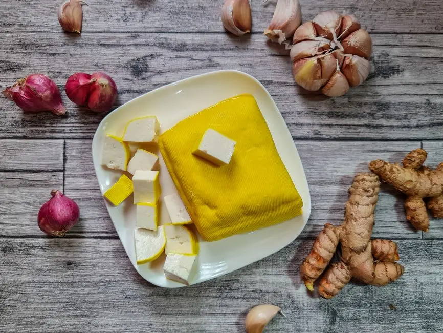 Tahu kecap sederhana tersaji dalam piring putih