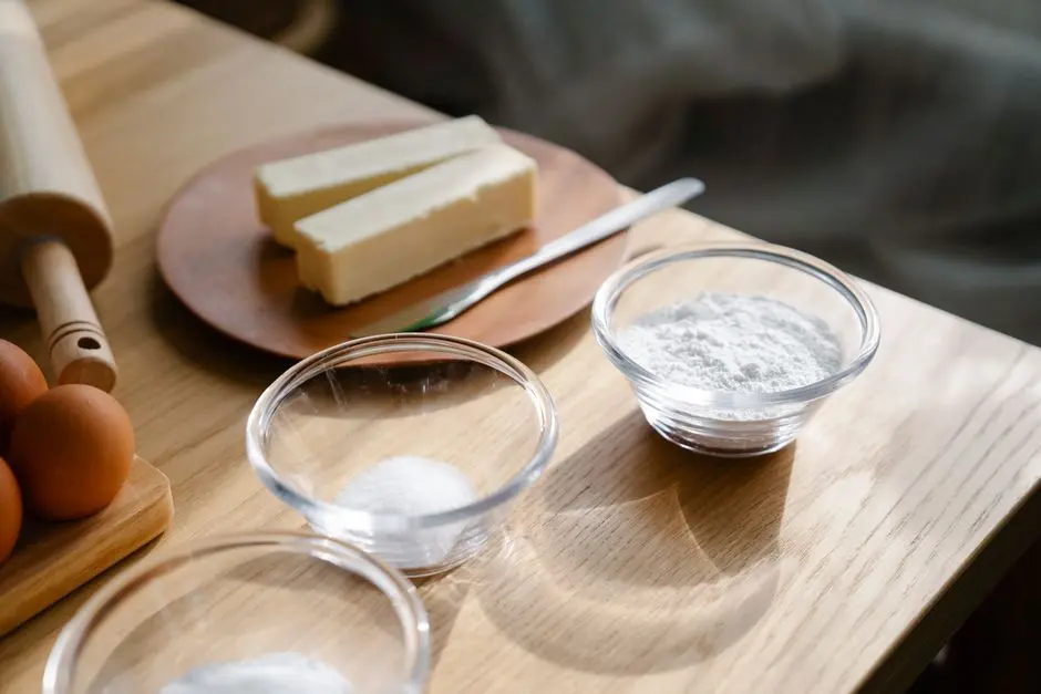 Bahan masakan rumahan sederhana di atas meja dapur